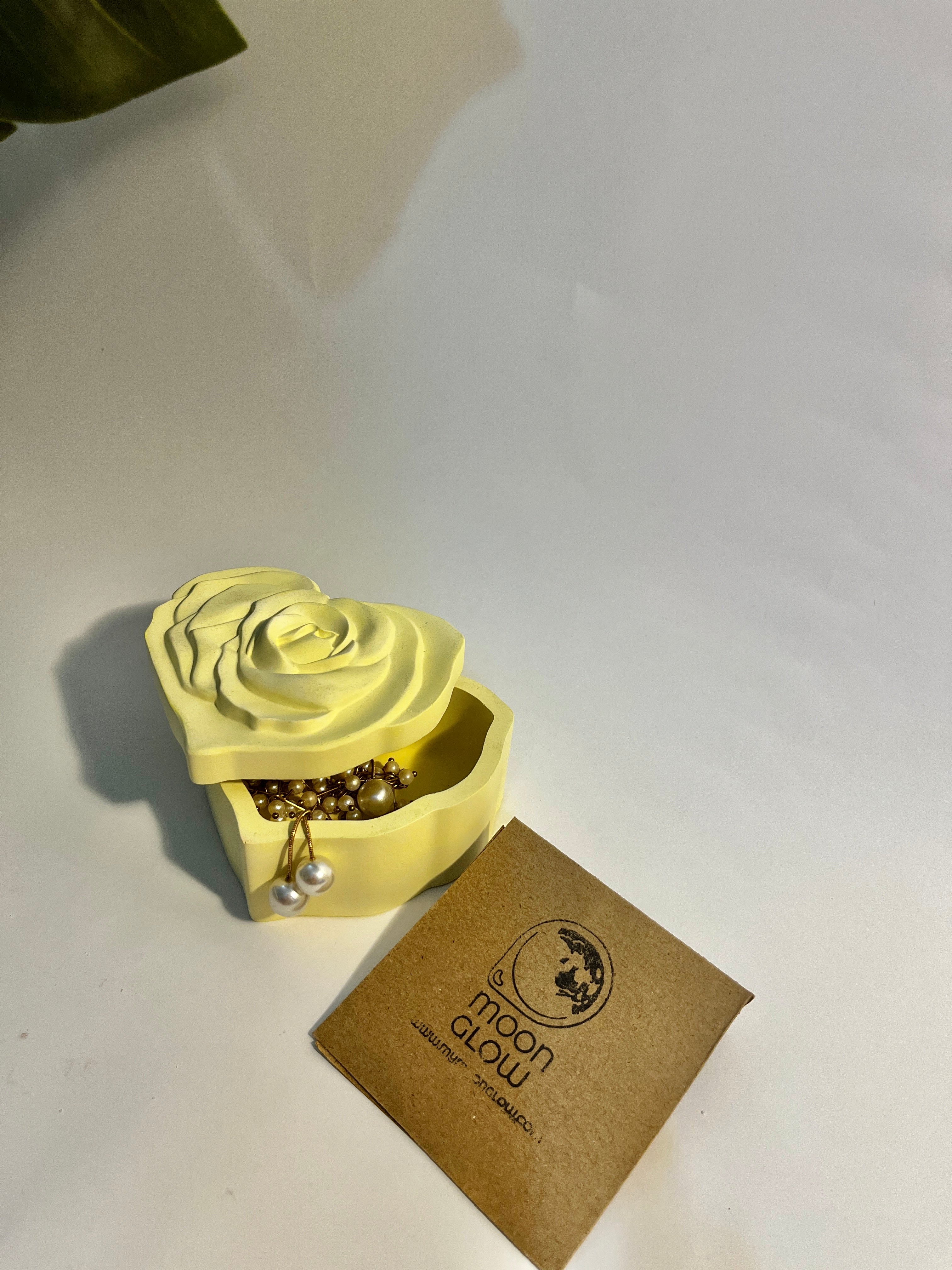 L’Rose – Concrete Vessel | Moonglow